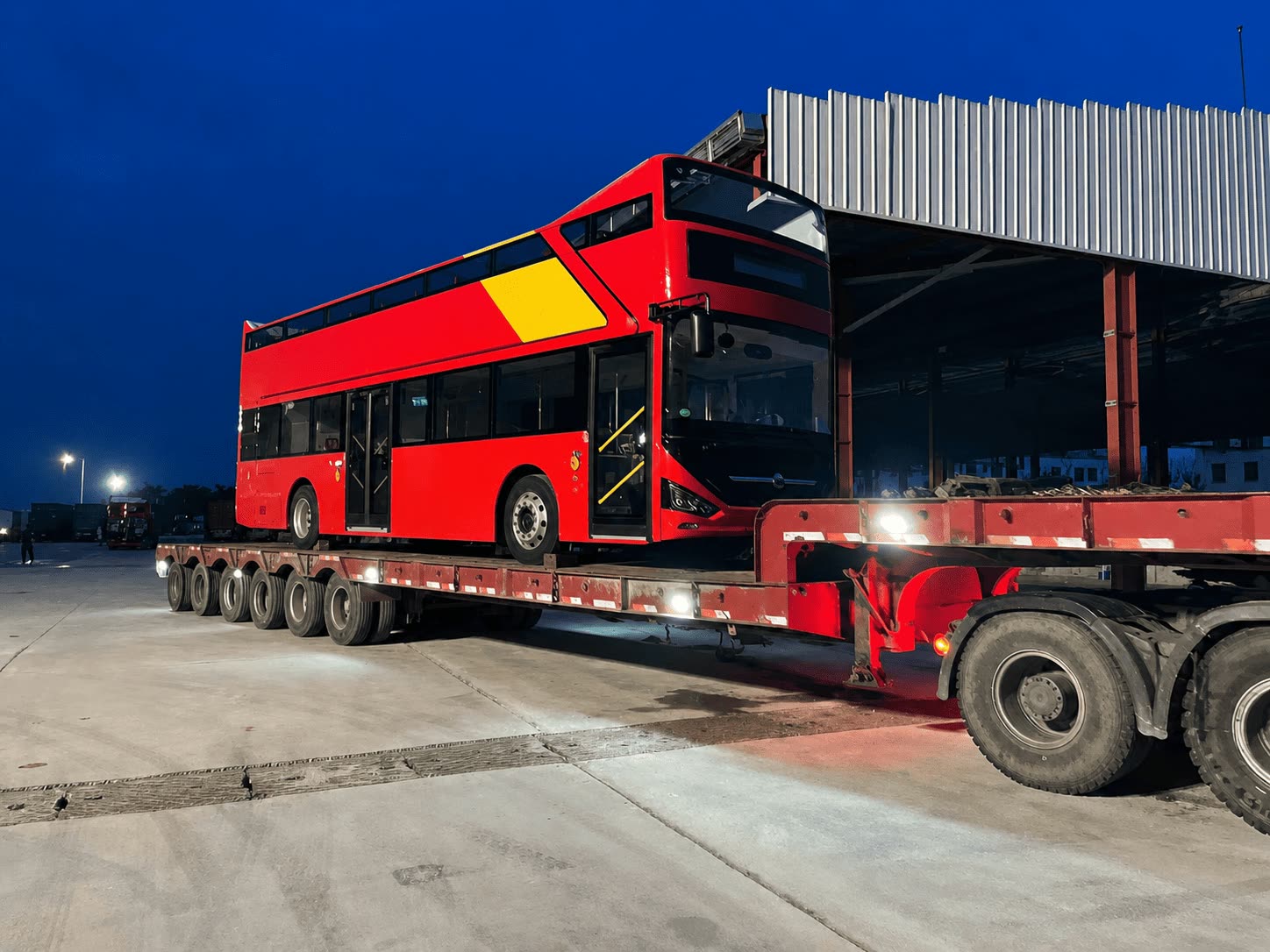 Xe buýt hai tầng trên xe lowbed