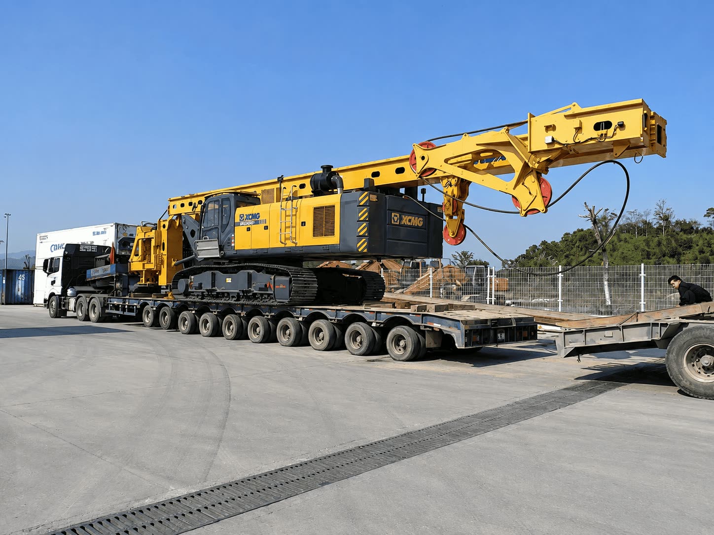 Cẩu bánh xích XCMG trên xe modular
