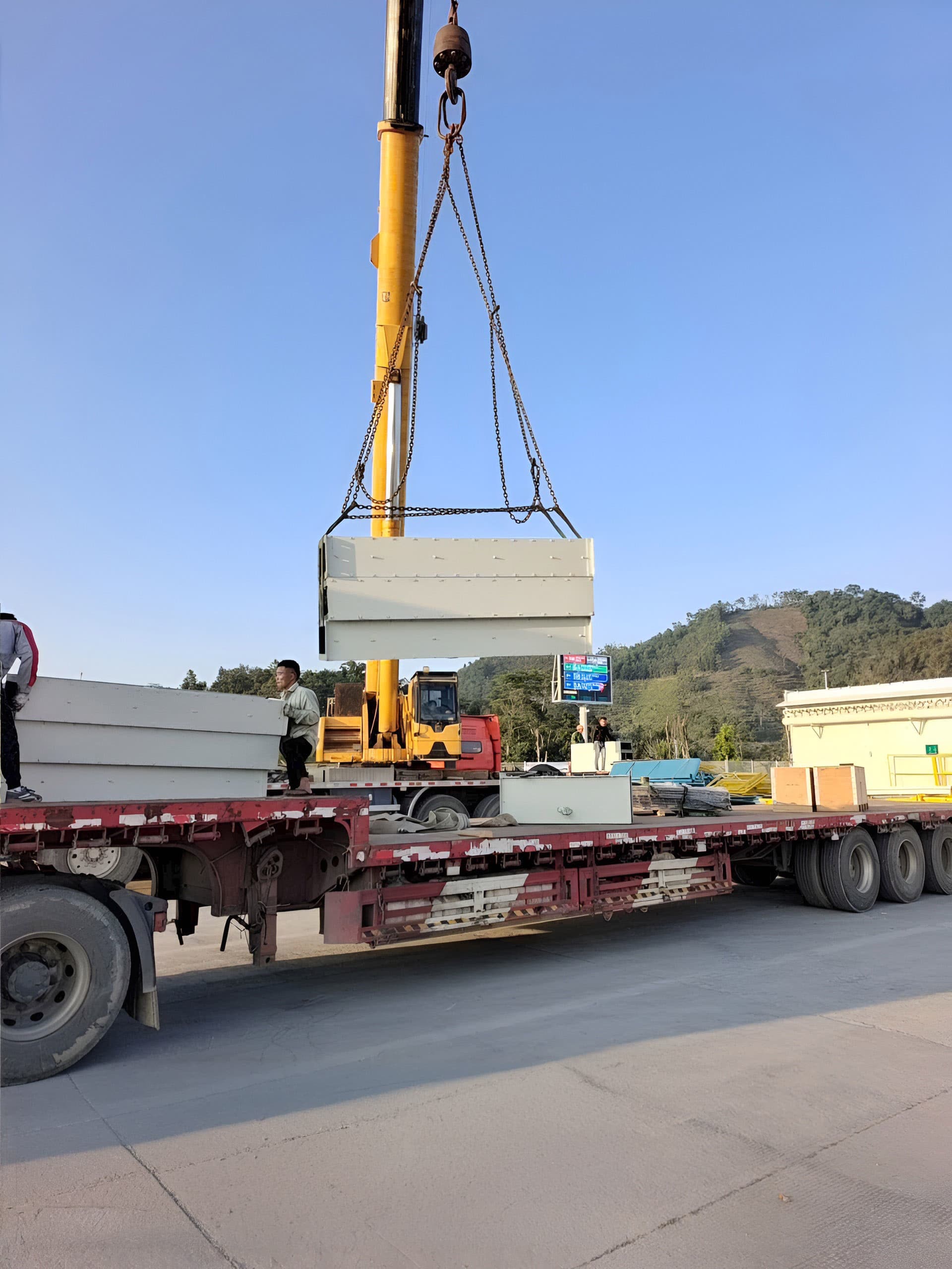 Tấm panel và vật liệu xây dựng nâng hạ tại cửa khẩu