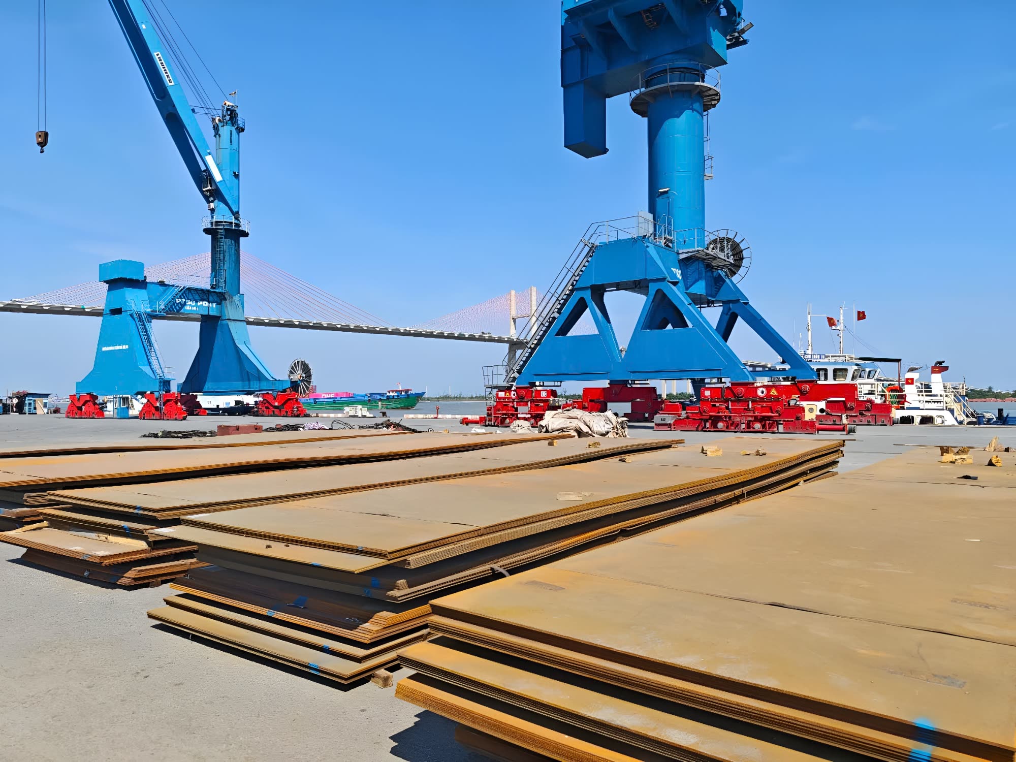 Cẩu bờ và thép tấm tại cảng