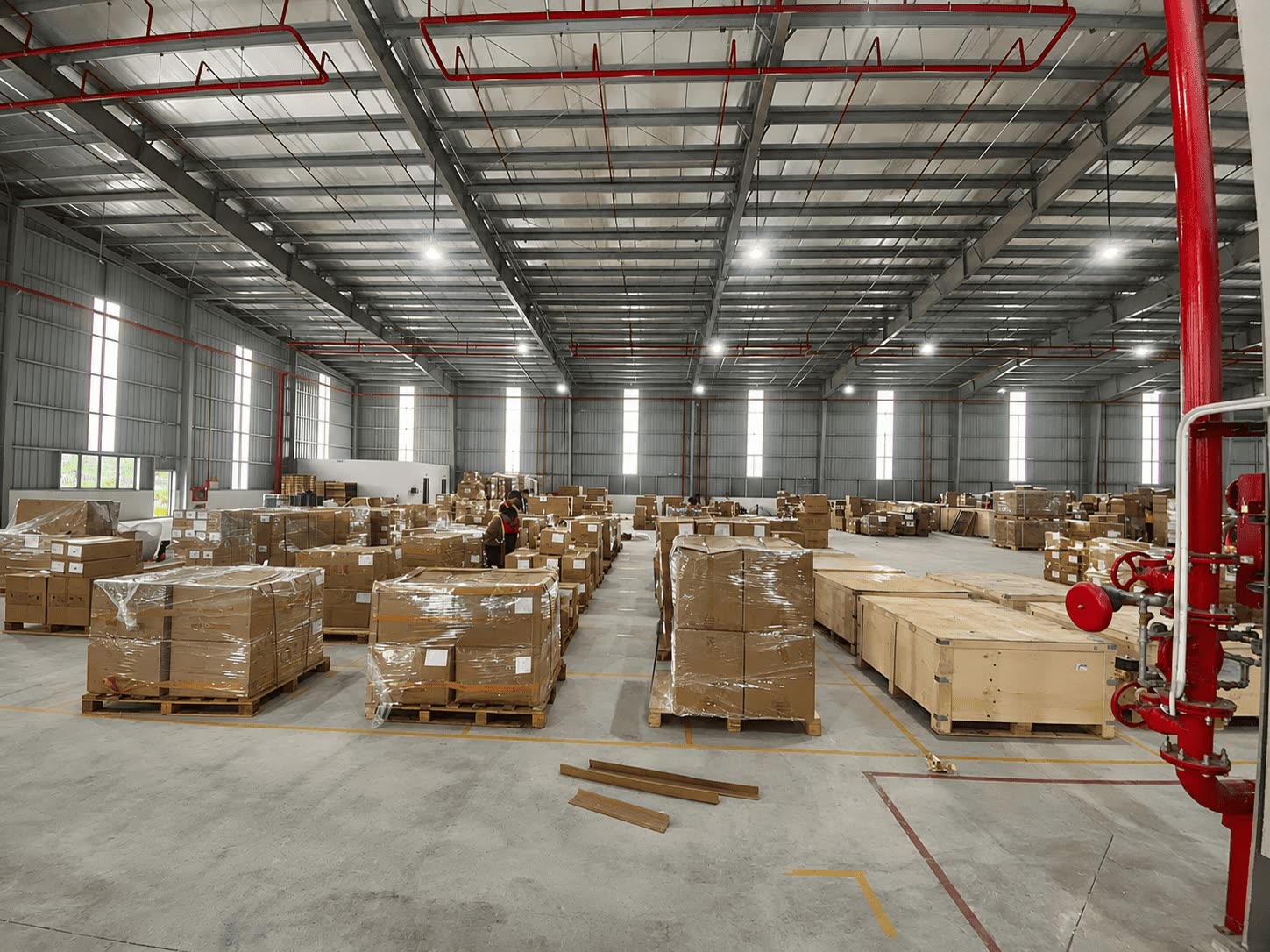 Nội thất kho Golden Buffalo Logistics — hàng đóng pallet và thùng gỗ